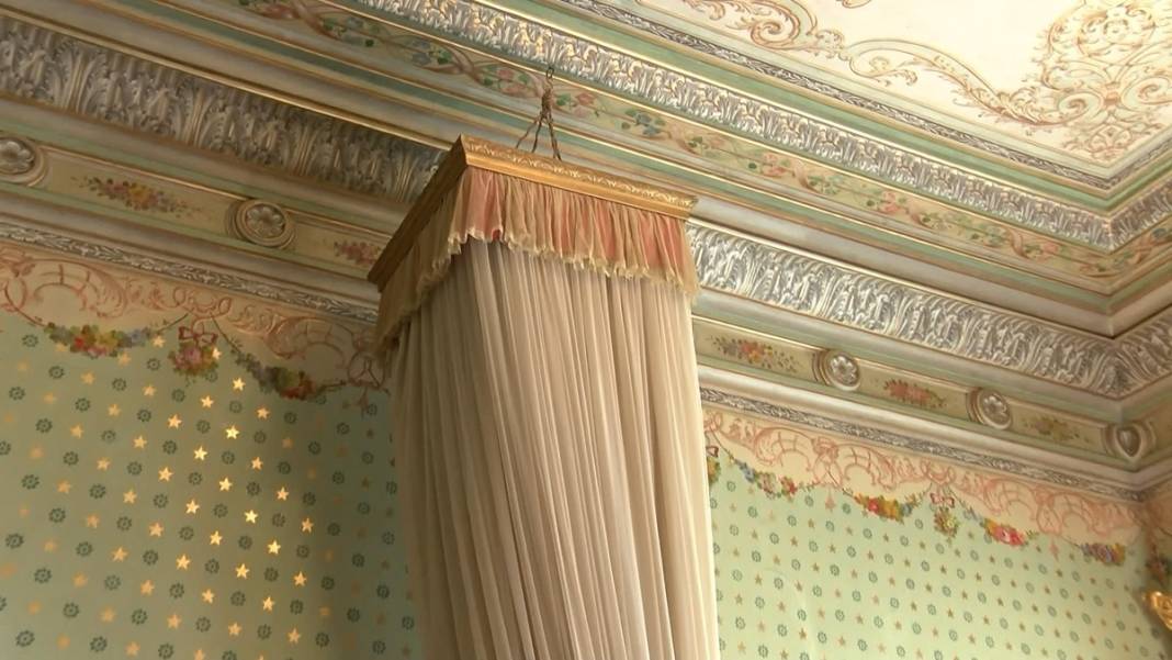 Atatürk'ün hayata gözlerini yumduğu Dolmabahçe Sarayı'ndaki odası ziyaretçilerini bekliyor 21